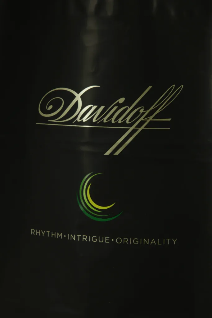 Pochette nera con manico per Davidoff – stampa di Paolo Sandro
