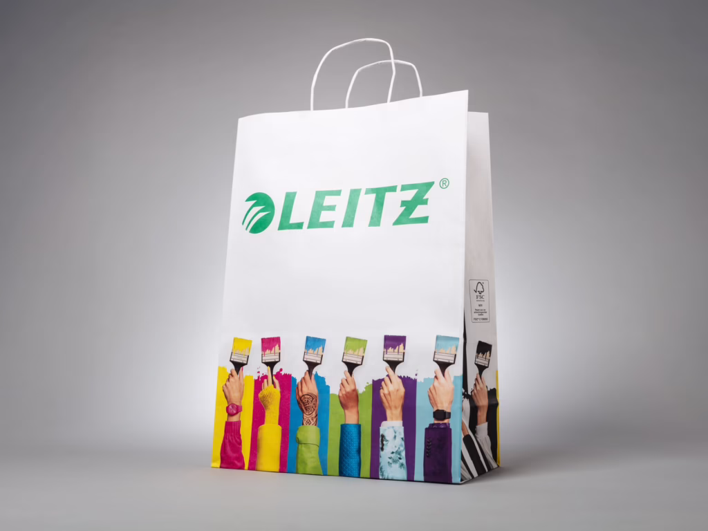 Weiße Papiertragetasche mit gedrehter Papierkordel für Leitz – bedruckt von Paolo Sandro