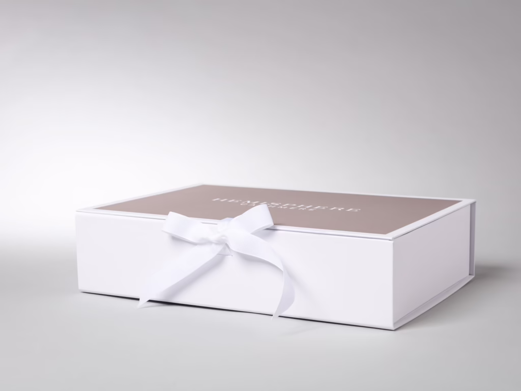 Scatola regalo bianca con nastro di raso per Hemisphere Cashmere – stampa di Paolo Sandro
