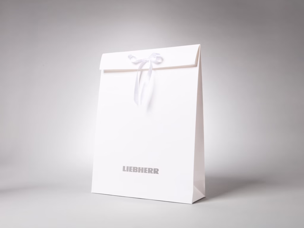 Papiertragetasche mit Verschluss 13 Weiße Papiertragetasche mit Schleifenverschluss für Liebherr – bedruckt von Paolo Sandro