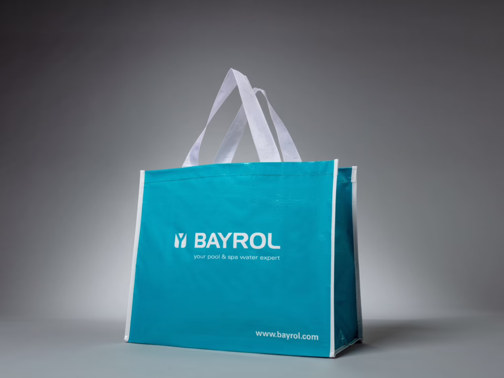 Borsa da trasporto in tessuto R-PET laminato turchese per Bayrol – stampa di Paolo Sandro