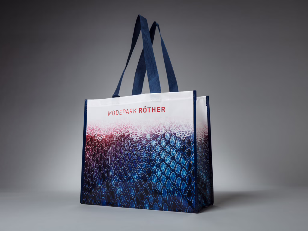 Borsa tote in tessuto non tessuto laminato blu e bianco per Modepark Röther – stampata da Paolo Sandro