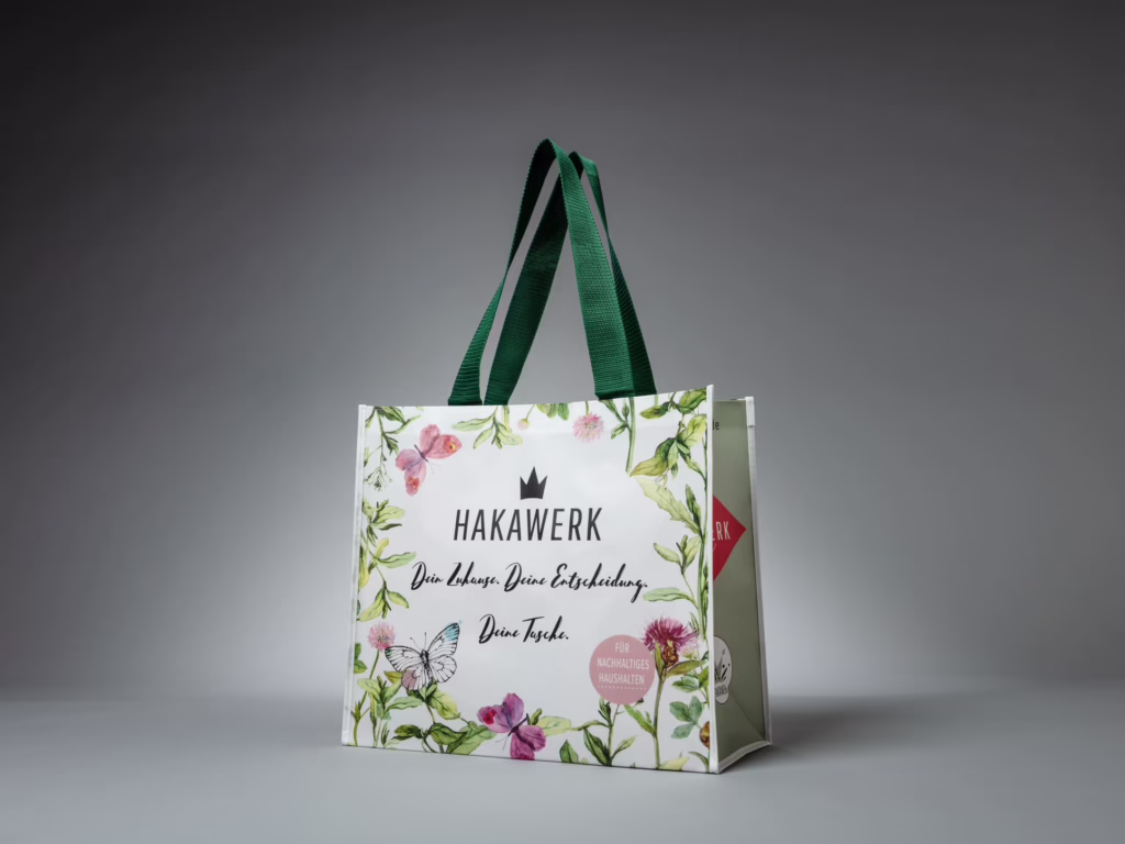 Borsa tote in tessuto non tessuto laminato con stampa floreale per Hakawerk – realizzata da Paolo Sandro
