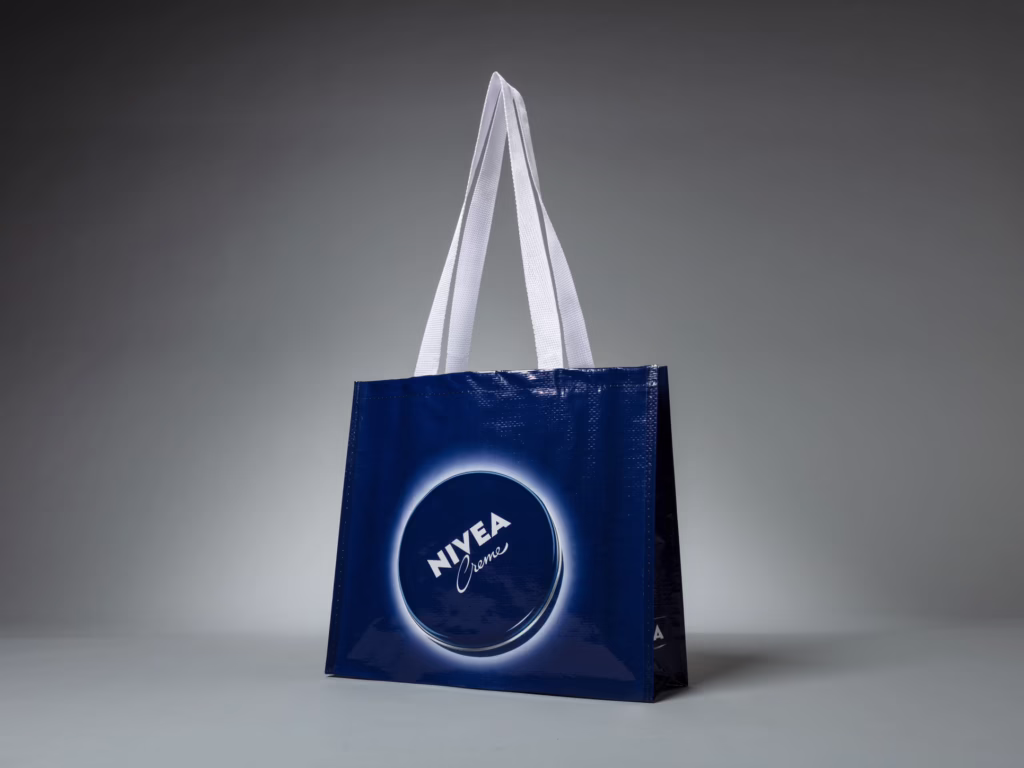 Dunkelblaue laminierte PP-Woven-Tragetasche für Nivea Creme – bedruckt von Paolo Sandro