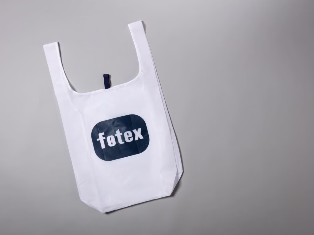 Weiße faltbare Polyestertragetasche mit Beutel für føtex – bedruckt von Paolo Sandro